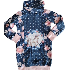 Könnte beinhalten: Ein langärmeliges, marineblaues Kleid mit einem rosafarbenen Blumendruck und einem Einhorn-Design. Das Kleid hat einen hohen Kragen und einen rosa Saum an Kragen, Ärmeln und Saum.