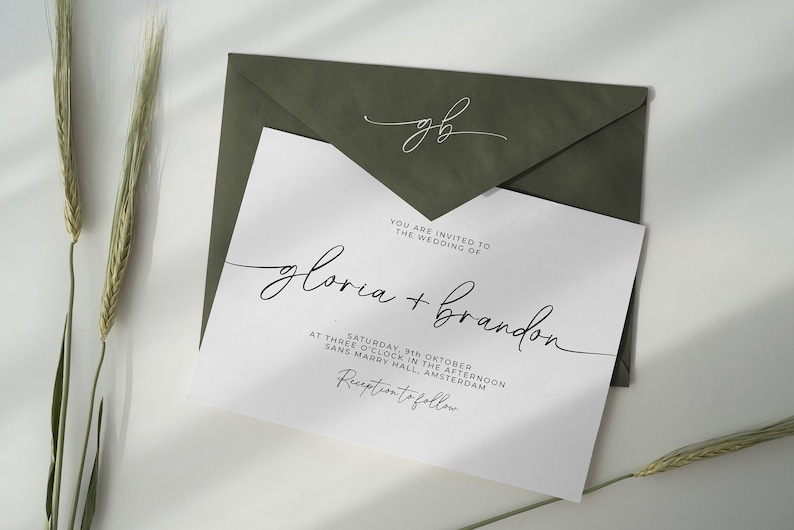 Op de afbeelding: Een witte huwelijksuitnodiging met een groene envelop. De uitnodiging luidt "U bent uitgenodigd voor de bruiloft van Gloria + Brandon" met de datum en tijd van de bruiloft, "Zaterdag 9 oktober om 15:00 uur, Sans Marry Hall, Amsterdam". De uitnodiging bevat ook de tekst "Receptie volgt".