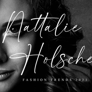 Peut inclure: Photographie en noir et blanc d'une femme avec le texte "Natalie Holscher" et "FASHION TRENDS 2021" &eacute;crit en dessous.