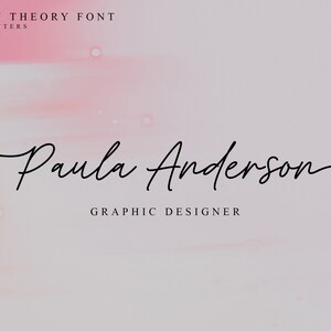 K&ouml;nnte beinhalten: Eine Unterschrift mit dem Namen "Paula Anderson" in einer kursiven Schriftart, darunter der Text "GRAPHIC DESIGNER". Die Unterschrift befindet sich auf einem rosa und wei&szlig;en Aquarellhintergrund.