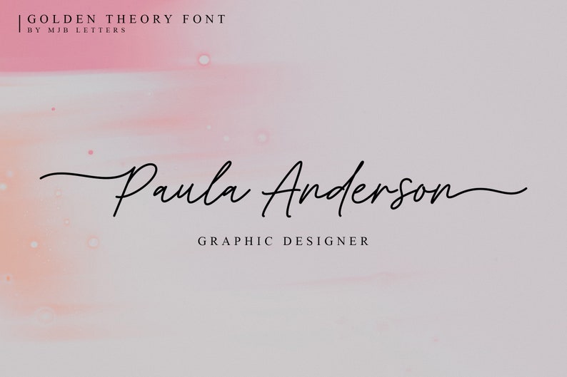 K&ouml;nnte beinhalten: Eine Unterschrift mit dem Namen "Paula Anderson" in einer kursiven Schriftart, darunter der Text "GRAPHIC DESIGNER". Die Unterschrift befindet sich auf einem rosa und wei&szlig;en Aquarellhintergrund.