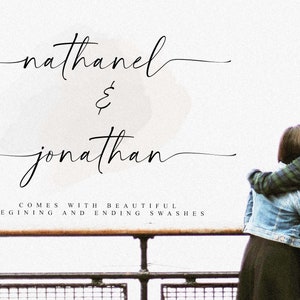 Peut inclure: Un couple s'embrasse tout en regardant un paysage. Le texte "nathaniel & jonathan" est &eacute;crit en cursive au-dessus d'eux. Le texte "COMES WITH BEAUTIFUL BEGINNING AND ENDING SWASHES" est &eacute;crit en dessous d'eux.