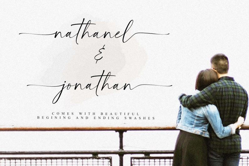 Peut inclure: Un couple s'embrasse tout en regardant un paysage. Le texte "nathaniel & jonathan" est &eacute;crit en cursive au-dessus d'eux. Le texte "COMES WITH BEAUTIFUL BEGINNING AND ENDING SWASHES" est &eacute;crit en dessous d'eux.