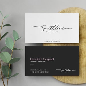 K&ouml;nnte beinhalten: Zwei Visitenkarten im Schwarz-Wei&szlig;-Design. Die obere Karte tr&auml;gt den Text "Southline Real Estate" und die Website-Adresse "www.southline.us". Die untere Karte tr&auml;gt den Text "Haekal Arsyad General Manager" und den Firmennamen "Southline Real Estate".