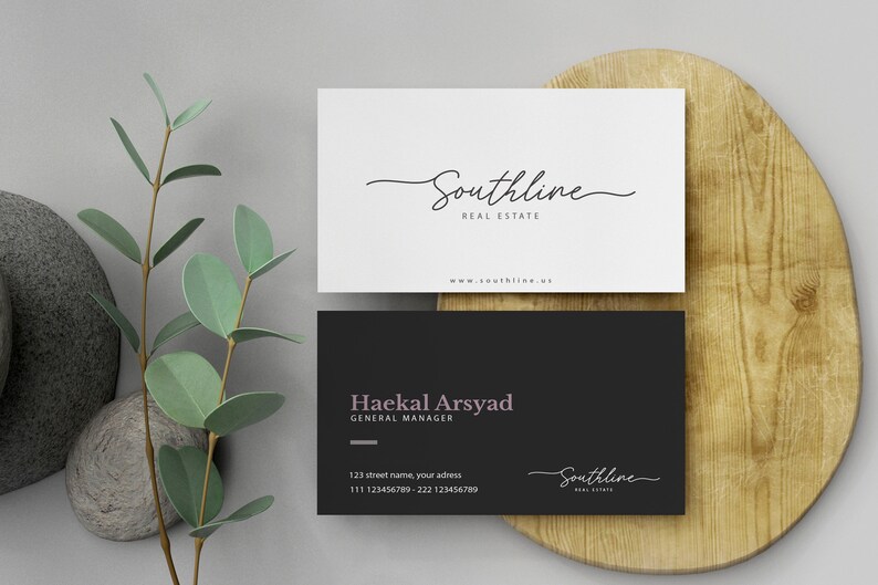 K&ouml;nnte beinhalten: Zwei Visitenkarten im Schwarz-Wei&szlig;-Design. Die obere Karte tr&auml;gt den Text "Southline Real Estate" und die Website-Adresse "www.southline.us". Die untere Karte tr&auml;gt den Text "Haekal Arsyad General Manager" und den Firmennamen "Southline Real Estate".