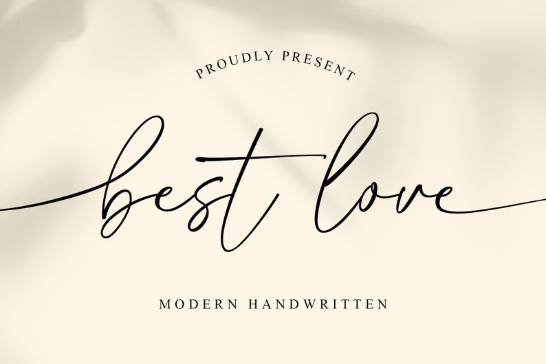 Op de afbeelding: Een handgeschreven lettertypeontwerp genaamd "best love" in zwarte cursieve letters op een lichtbeige achtergrond. De tekst "Proudly Present" staat boven het lettertypeontwerp en "Modern Handwritten" staat onder het lettertypeontwerp.