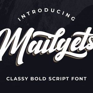 Puede incluir: Un diseño gráfico que presenta la palabra "Maultgets" en una fuente de escritura blanca y audaz con un efecto de sombra, sobre un fondo oscuro y texturizado. El texto "Introducing" está arqueado arriba, y "Classy Bold Script Font" está abajo.