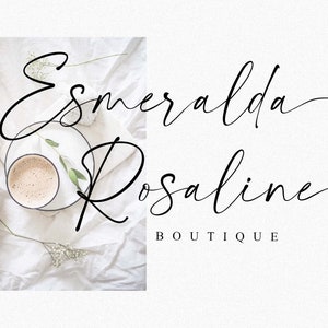Peut inclure: Un fond blanc avec une tasse de caf&eacute; et un logo manuscrit qui dit "Esmeralda Rosaline Boutique".