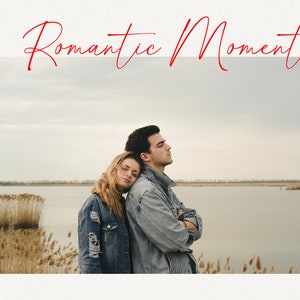 Op de afbeelding: Een stel in spijkerjacks staat rug aan rug en kijkt uit over een waterpartij. De vrouw heeft haar hoofd op de schouder van de man gelegd. De tekst "Romantic Moment" is in rode cursieve letters boven de afbeelding geschreven. De tekst "FOREVER IN LOVE" is verticaal aan de linkerkant van de afbeelding geschreven.