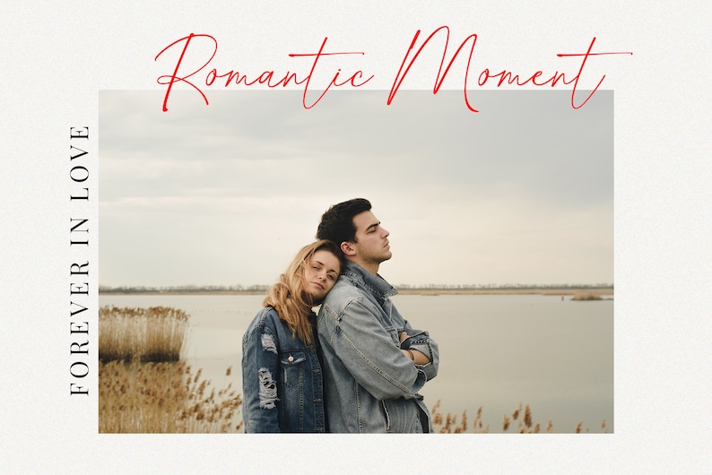 Op de afbeelding: Een stel in spijkerjacks staat rug aan rug en kijkt uit over een waterpartij. De vrouw heeft haar hoofd op de schouder van de man gelegd. De tekst "Romantic Moment" is in rode cursieve letters boven de afbeelding geschreven. De tekst "FOREVER IN LOVE" is verticaal aan de linkerkant van de afbeelding geschreven.