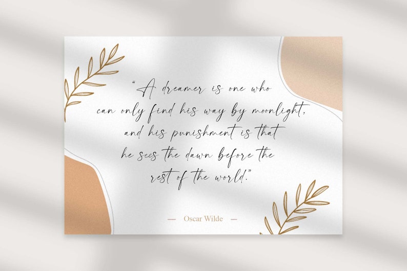 Peut inclure: Une carte blanche avec une citation d'Oscar Wilde&nbsp;: &laquo;&nbsp;Un r&ecirc;veur est quelqu'un qui ne peut trouver son chemin que par la lumi&egrave;re de la lune, et sa punition est de voir l'aube avant le reste du monde.&nbsp;&raquo;
