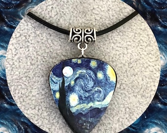 Può includere: Una collana con plettro per chitarra argentato con un cordoncino in pelle nera. Il plettro presenta un dipinto dell'opera d'arte "La notte stellata" di Vincent van Gogh. La collana è etichettata "Nocturne Music Jewelry".