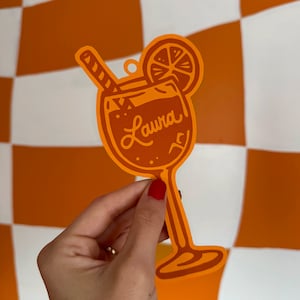 Amor à primeira borrifada, crachá para madrinha de casamento, etiqueta para presente, pedido de despedida de solteira, aperol spritz, chá de panela cítrico, That's Amore, cartão de lugar