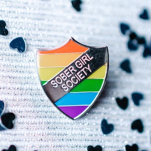 Nüchterne Mädchen Gesellschaft Shield Abzeichen Pin, Bunter Regenbogen Emaille Pin, Sucht Genesung Geschenk, Nüchternheit Feier, nüchterne Geschenke für Sie