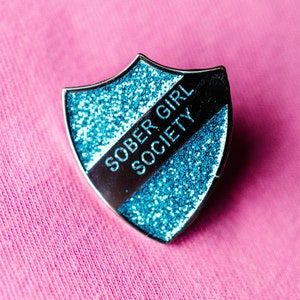Blauer Glitter Emaille Pin Anstecker von Sober Girl Society
