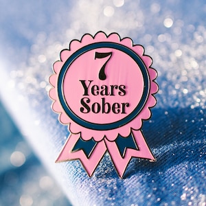 7 años sobrio por Sober Girl Society Pin