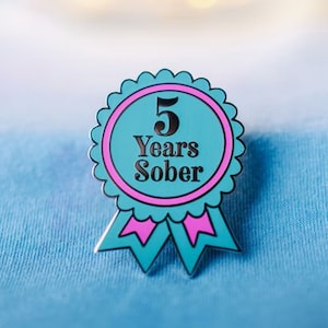 Pin de Sober Girl Society por 5 años de sobriedad