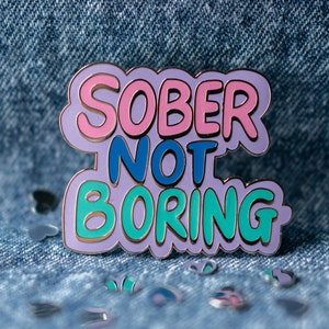 Insignia de pin de Sober Not Boring por Sober Girl Society