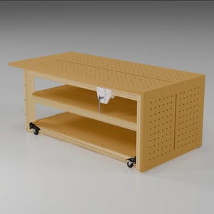 Puede incluir: Un banco de trabajo de madera clara con dos estantes y un tablero perforado en la parte posterior. El banco de trabajo está sobre ruedas y tiene una pequeña abrazadera blanca en el estante superior.
