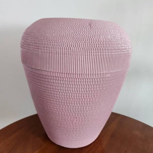 Postmoderne golfkartonnen vaas roze 30 cm hoog
