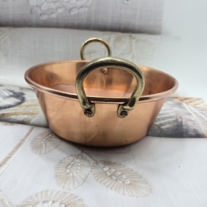 28 cm i diameter, vintage syltkruka i koppar, mässingshandtag