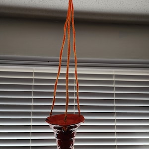 Mitte des Jahrhunderts moderne kalifornische original Keramik orange glasierte Schnur Pflanzgefäßhalter hängend 27 "hängen 7" hoch x 5,5 "Durchmesser x 2,25"Durchmesser."