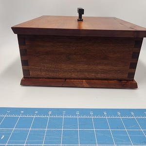 Massief notenhouten kist met vak zwart handvat zwaluwstaartdeksel 11 x 11 in vierkante 5,25 in hoog