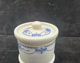 Jarra Must by Shenango China New Castle PA. Azul y blanco