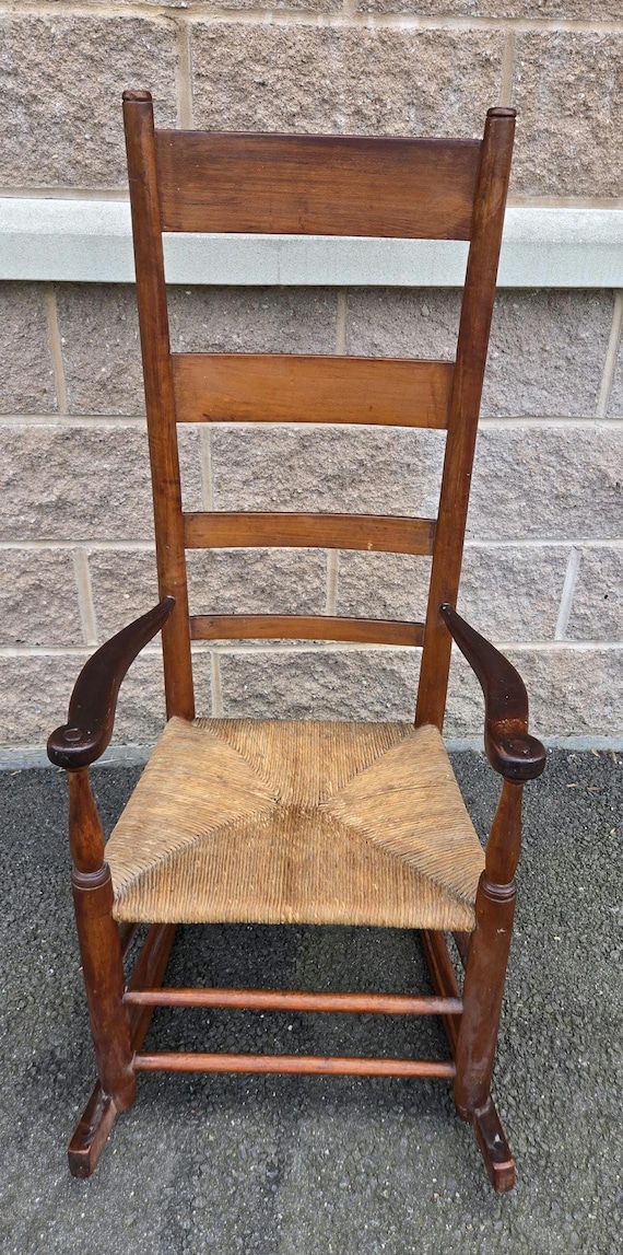 アンティークな初期アメリカンシェーカーラダーバックチェア