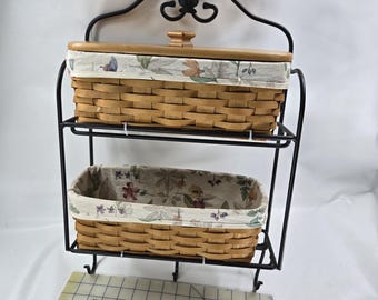Longaberger smidesjärnskuvertkorg väggställ med 2 hyllor och 3 krokar, hängande 20"x13"x4" på överdrag, tygfoder, Foundry Collection