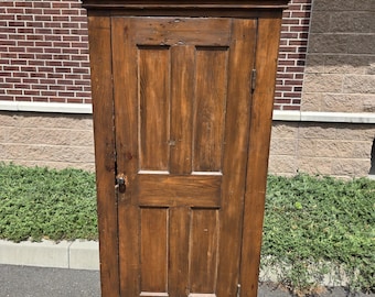 Armario colonial antiguo de pino, estilo rústico, para tartas de gelatina, 69" de alto, 31" de ancho, 13,75" de profundidad, un solo estante, color salmón en el interior, principios/mediados del siglo XIX.