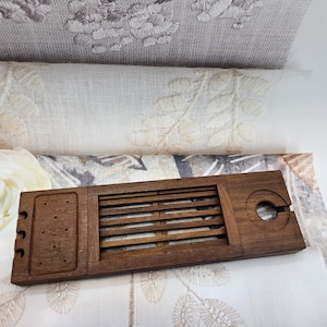 Cesta para bañera Haven de teca maciza, extensible de 20 a 33 pulgadas, 6" de ancho.