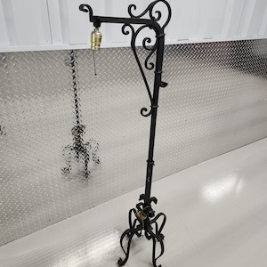 Lampe sur pied noire vintage en fer forgé de 14 po. en porte-à-faux de 57 po. de haut et de 11 po. de base carrée