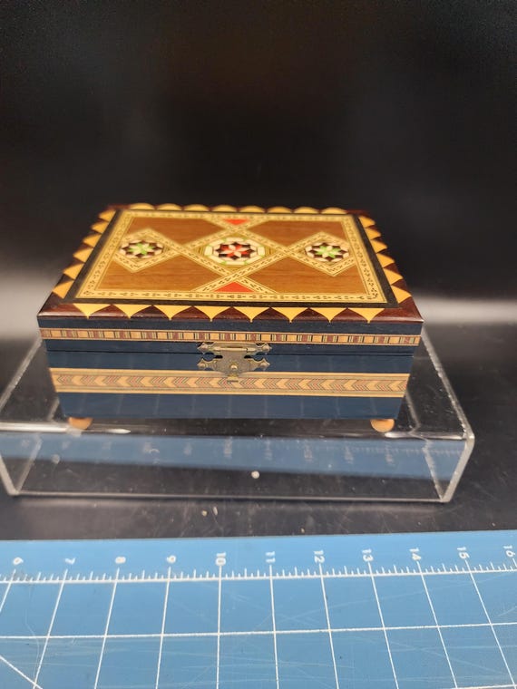 Vintage music box childs - Gem Vintage music box childs - Gem