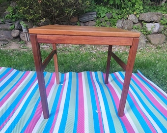 6,5 cm Arbatove AMERICAN modernt sidobord i valnöt. 6,5 cm fyrkantigt minimalistiskt