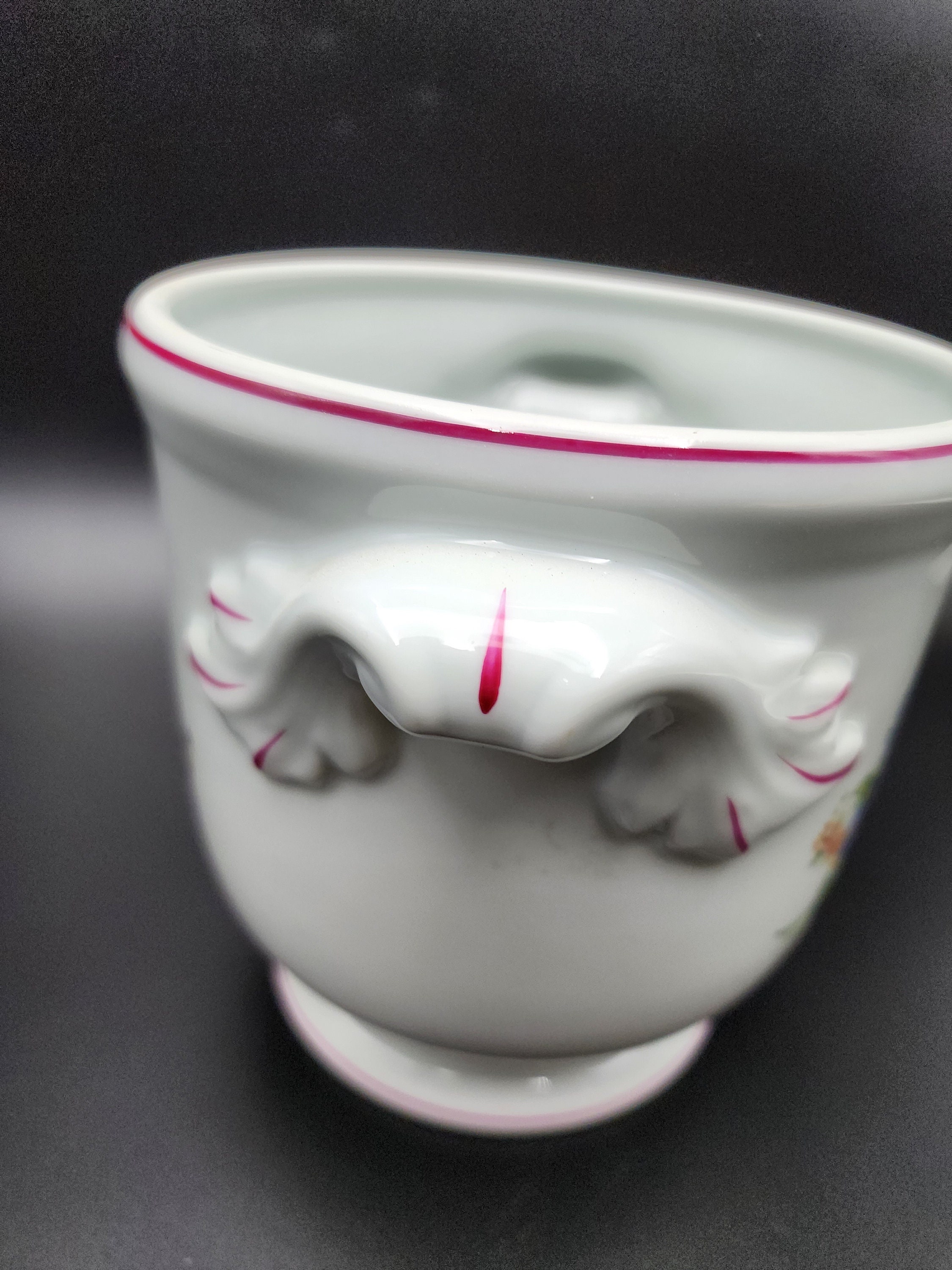 Vista Alegre 製陶器の花瓶 ポルトガル 花柄 高さ 6.25 インチ 直径