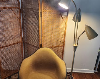 Biombo plegable de tres paneles con diseño moderno de mediados de siglo, de ratán y arco, de 71" x 3 paneles de 18"