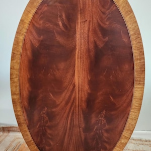 ETHAN ALLEN coffee table Newport Collection Banded flame  Mahogany Traditional Duncan Phyfe Style 47&quot;x30inx19in Accent  Table  USA made
