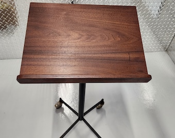 Danskt modernt rullande notställ, massiv valnötsmetall med hjul, topp 16"x12", 27,5" till 31" högt, 12" bas 1,5" bibelställ för läppar