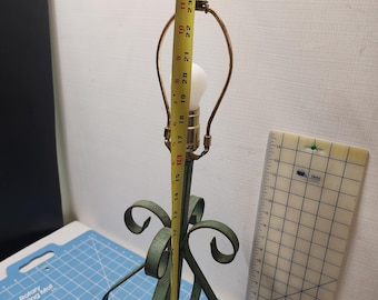 Lámpara de mesa vintage de hierro forjado verde con volutas de hierro forjado, 24 pulgadas de alto, base de 10 pulgadas, lámpara de mesa decorativa.