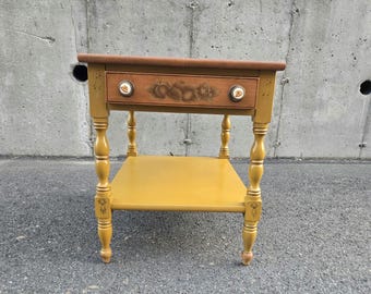 Mesitas auxiliares Federal Eagle Hitchcock con plantilla. Cada una mide 66 cm de largo, 48 cm de ancho y 56 cm de alto. Pintadas en amarillo con diseño de águila calva.