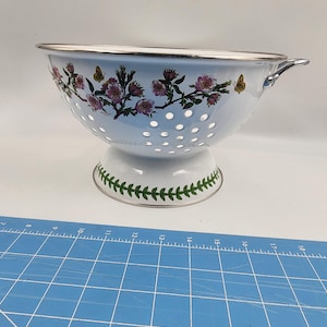 Vintage Susan Williams Ellis Portmeirion Botanic Garden Sieb Emaille Metall 11 "Durchmesser 6,25" hoch rosa Canina Hund Rose weiß Schmetterling