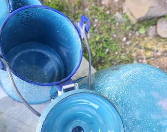 17 Vintage Emaille Camping Koch Set blau weiß blau Löffel Pfanne Teller holländische Tasse Ofenkelle