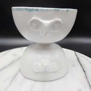 Cuenco danés moderno con patas de cara de dos caras blanco de 4,75 pulgadas de alto, 4,5&quot; y 4&quot; de diámetro