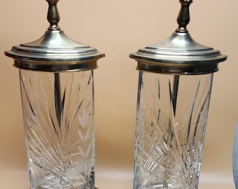 FABULOUS PAAR Vntg Lampen w VERZIERTE Kristallpresse und geschliffene Glas Messingstufen Oben und Unten 8,5x5,5 Höhe 19 Zoll