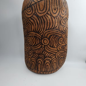 Vintage australisk folkkonst pitjis trä coolaman skål pokerarbete 15"x11"x6"