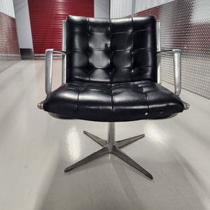 Mid century modern Alfred kill style Germany swivel chair cast aluminum and vinyl black