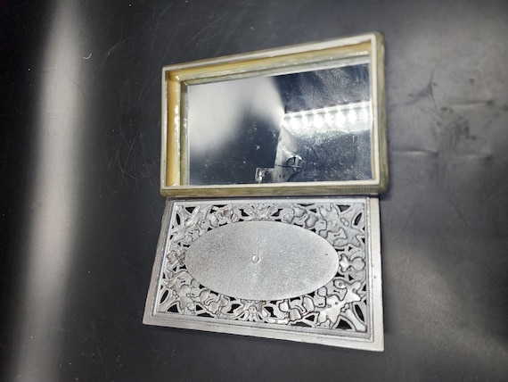 Portagioie A Forma Di Libro In Metallo Argentato - Con Specchio Interno, Dimensioni 23x19x9 Cm