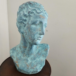 Busto feminino em argila greco-romana de 13,5 polegadas (34,3 cm), 9 x 8 polegadas (23 x 20,3 cm), vaso de flores oco em argila verde escura.