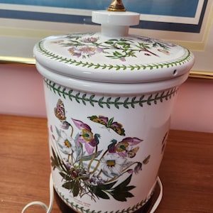 Vintage Kaiser Kuhn Portmeirion Botanic Garden Keramik Tischlampe 29 "hoch 20" mit Sockel 10 "Durchmesser Brottopf."